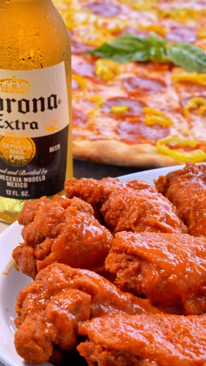 Wings, pizza and a beer at the Sami's bar on Marco Island