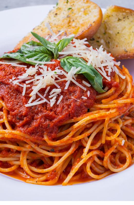 Spaghetti with marinara and garlic bread at Sami's on Marco Island