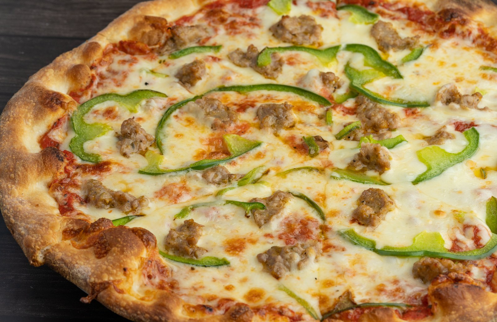 Sausage and green pepper pizza