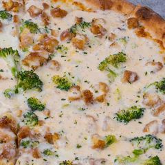 Chicken alfredo pizza at Sami's on Marco Island